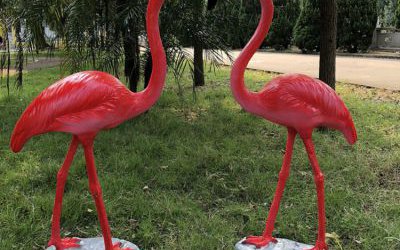 室內(nèi)景區(qū)擺放的玻璃鋼仿真火烈鳥(niǎo)雕塑