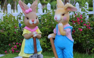 花園里擺放的玻璃鋼卡通彩繪兔子雕塑