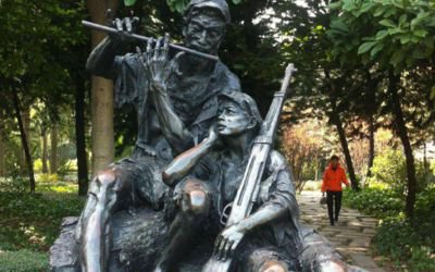 公園玻璃鋼仿銅趴著聽號(hào)角的八路軍雕塑