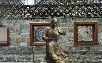景區(qū)玻璃鋼仿銅古代人物剃頭理發(fā)雕塑