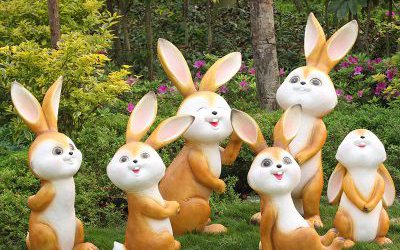 戶外草坪玻璃鋼卡通一群兔子雕塑
