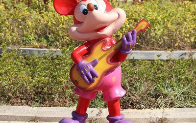 公園一只談吉他的玻璃鋼卡通米老鼠雕塑