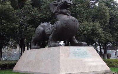 景區擺放的黑色的大型玻璃鋼獬豸雕塑