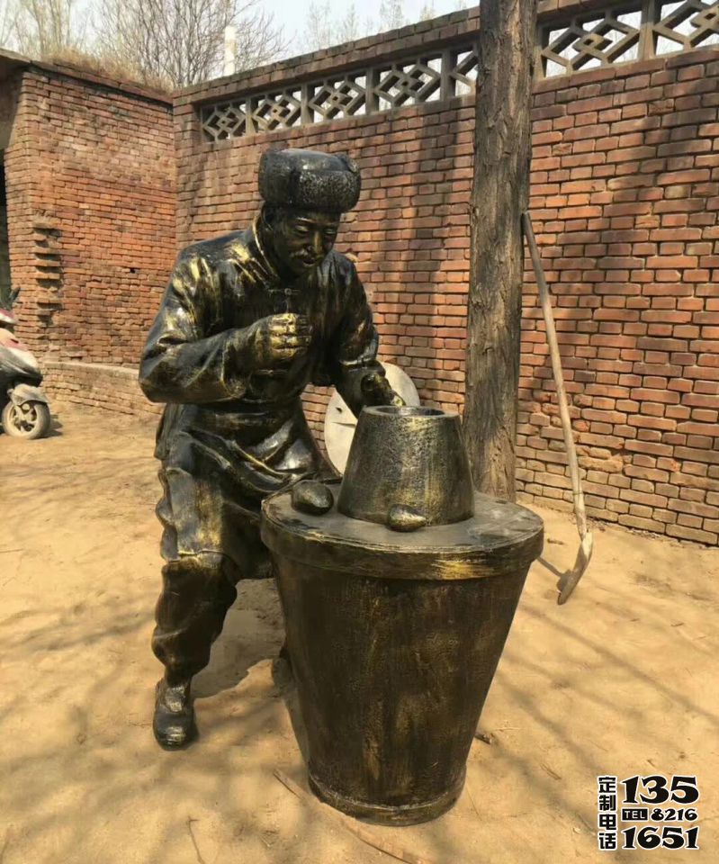 城市廣場民俗玻璃鋼仿銅烤紅薯的人物雕塑 城市廣場民俗玻璃鋼仿銅烤紅薯的人物雕塑