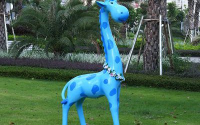 玻璃鋼彩繪創意帶花環的長頸鹿雕塑