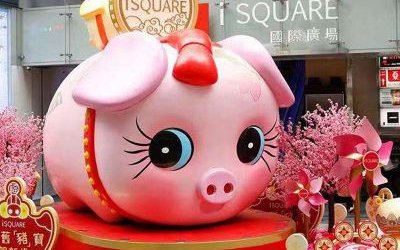 商場(chǎng)門口大號(hào)粉色呆萌玻璃鋼卡通豬雕塑