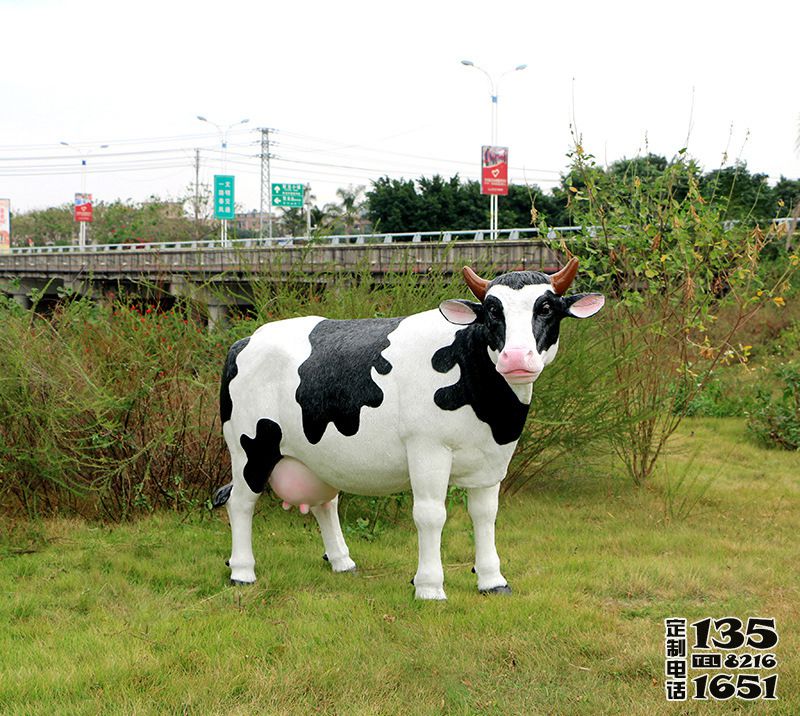 城市街道一只玻璃鋼仿真奶牛雕塑 城市街道一只玻璃鋼仿真奶牛雕塑