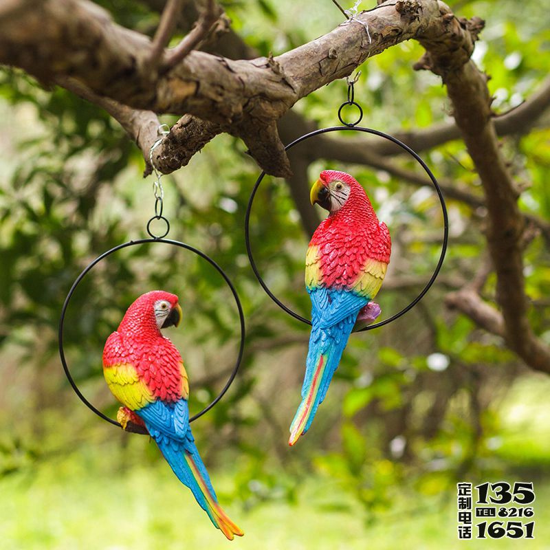森林公園樹上吊環(huán)上的玻璃鋼彩繪仿真動物鸚鵡雕塑 森林公園樹上吊環(huán)上的玻璃鋼彩繪仿真動物鸚鵡雕塑