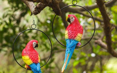 森林公園樹上吊環上的玻璃鋼彩繪仿真動物鸚鵡雕塑