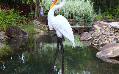 玻璃鋼仿真創意站在池塘邊上的大長腿仙鶴雕塑