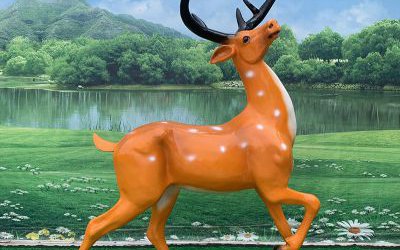 廣場(chǎng)街道玻璃鋼彩繪一只行走抬頭的梅花鹿雕塑