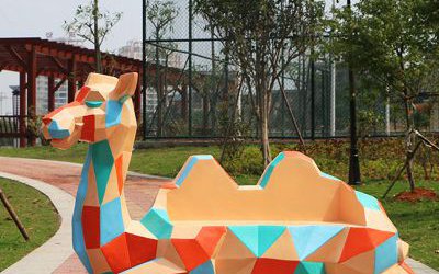 公園廣場擺放駱駝幾何塊面動物座椅擺件玻璃鋼雕塑