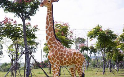 玻璃鋼彩繪創意戶外園林景觀大型仿真長頸鹿雕塑