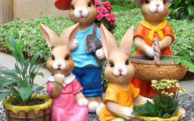 花園景區玻璃鋼彩繪卡通勞動兔子雕塑