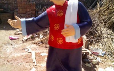 步行街商店門口擺放玻璃鋼彩繪卡通人物店小二雕塑