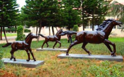 園林大型玻璃鋼仿銅馬兒雕塑