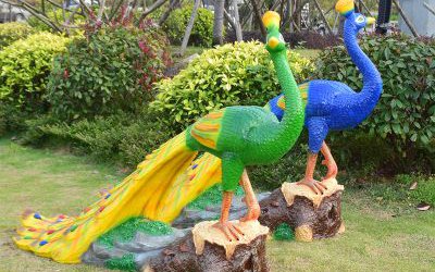 景區(qū)大型卡通彩繪玻璃鋼孔雀雕塑