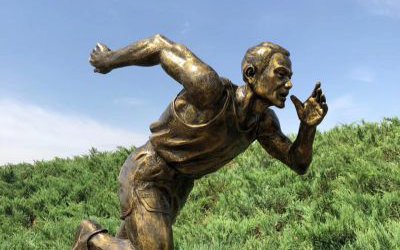 校園廣場(chǎng)跑步人物玻璃鋼仿銅雕塑