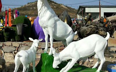 戶外草坪玻璃鋼仿真動物三羊開泰雕塑