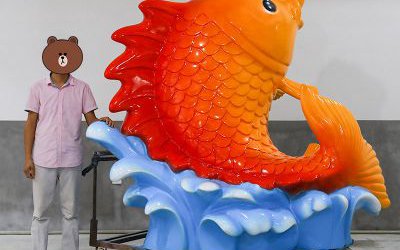 戶外景區(qū)玻璃鋼沖浪鯉魚(yú)招財(cái)景觀雕塑