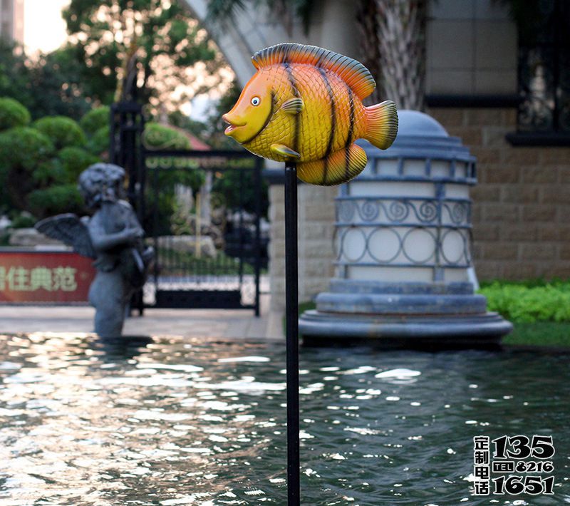 池塘玻璃鋼卡通魚雕塑擺件 池塘玻璃鋼卡通魚雕塑擺件