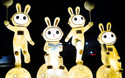 兔子造型宇航員玻璃鋼發(fā)光雕塑