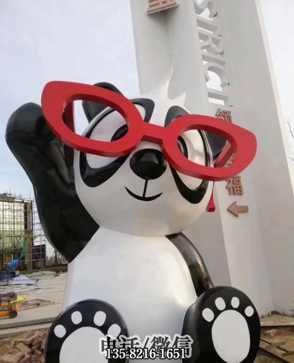 戴眼鏡坐地上的卡通熊貓雕塑 戴眼鏡坐地上的卡通熊貓雕塑